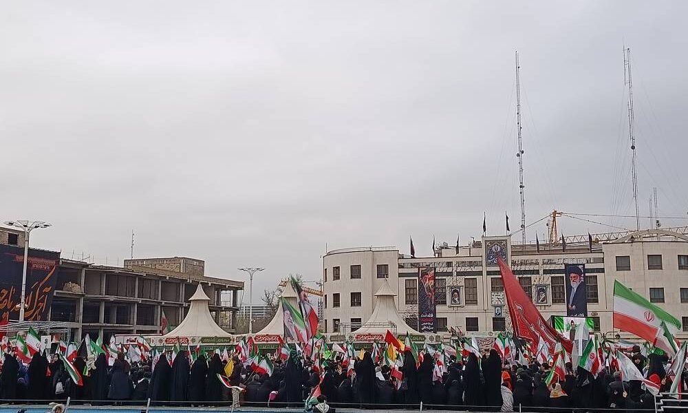 تصاویری از اجتماع بزرگ مردم مشهد در بیعت با سومین رهبر انقلاب اسلامی
